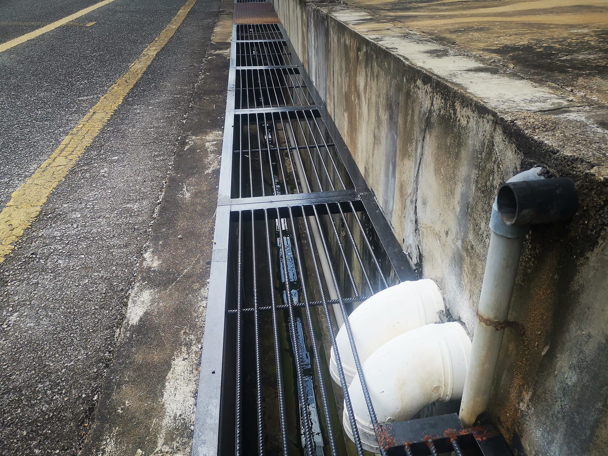 Semakan Hasil Kerja Penutup Longkang Konkrit Kepada Besi Yang Baru DiSiapkan Mengikut Fasa, Di Sekitar Bangunan Makmal UMP Kampus Paya Besar.